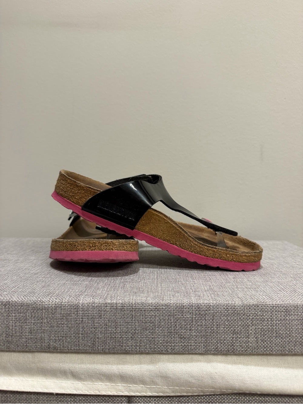 Birkenstock Gizeh, black and hot pink!
